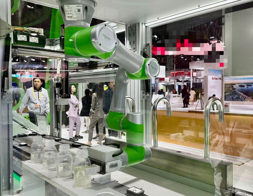 2023進博會節(jié)卡機器人現身世界500強展臺,強強聯(lián)合發(fā)出 智造 強音